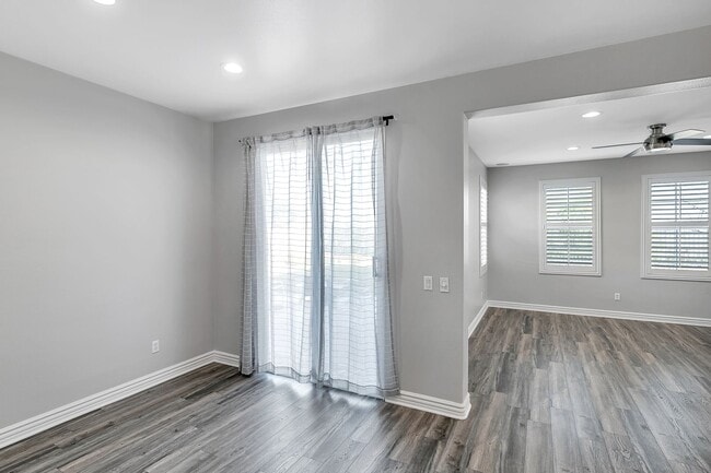 Building Photo - Gorgeous 5 Bedroom Home Behind the Gates i...