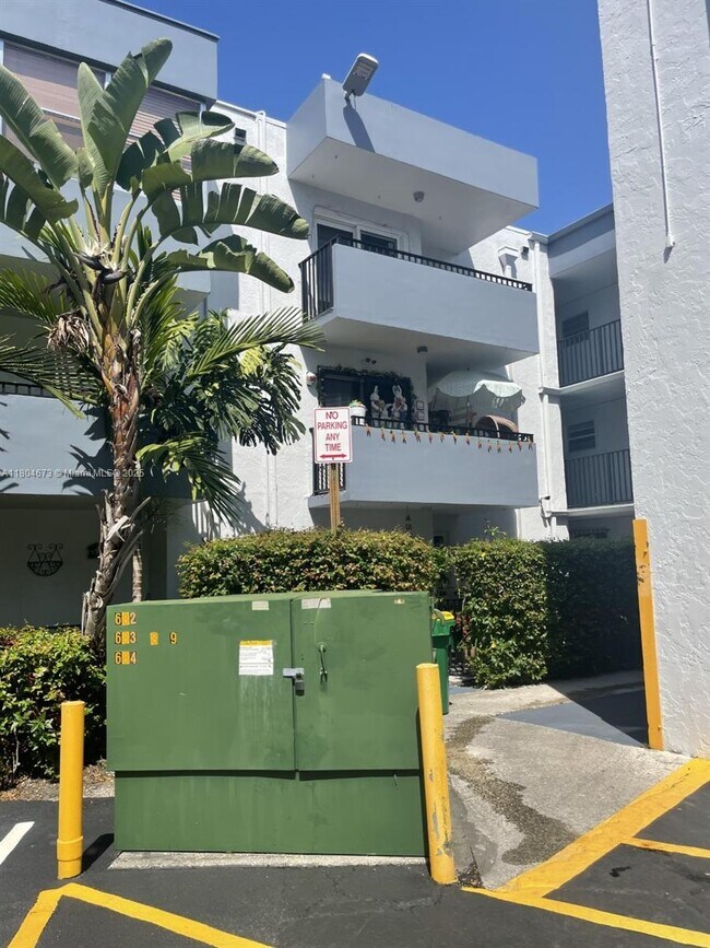 Building Photo - 2498 SW 17th Ave