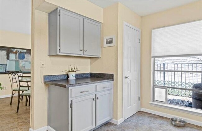 Building Photo - 6704 Bellehaven Dr