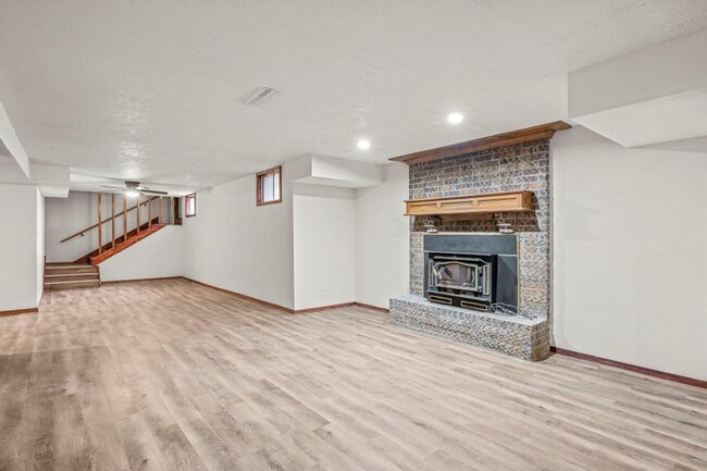 Building Photo - 4 Bed 3 Bath 2 Car, Bonus Room, Finished B...