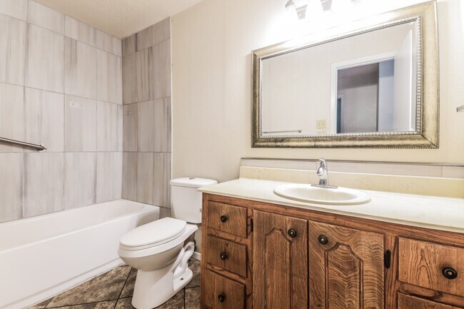 Building Photo - Charming 2BR/1BA Sherman Townhome with Private Fenced Backyard – Move-In Ready