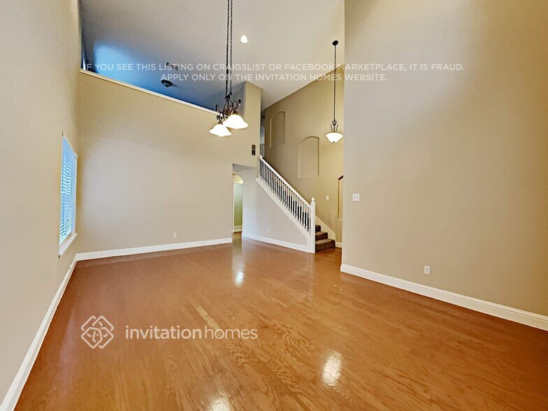 Building Photo - 921 Mockingbird Dr