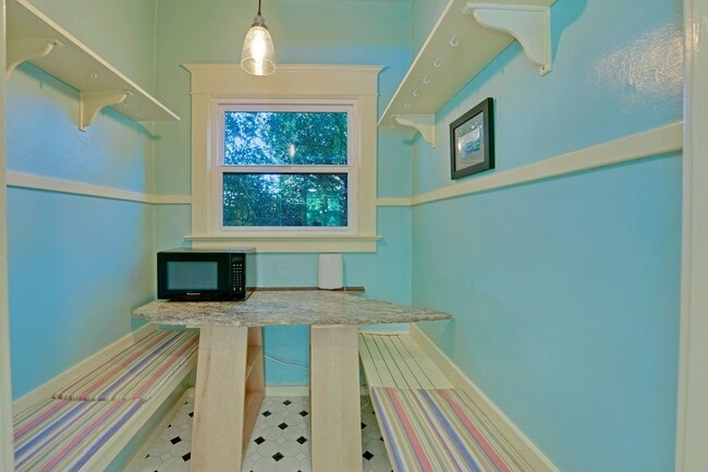 Building Photo - Vibrant Seattle Home