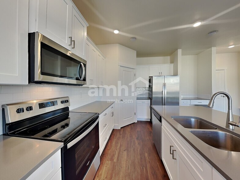 Building Photo - 1372 E Ludlow Dr