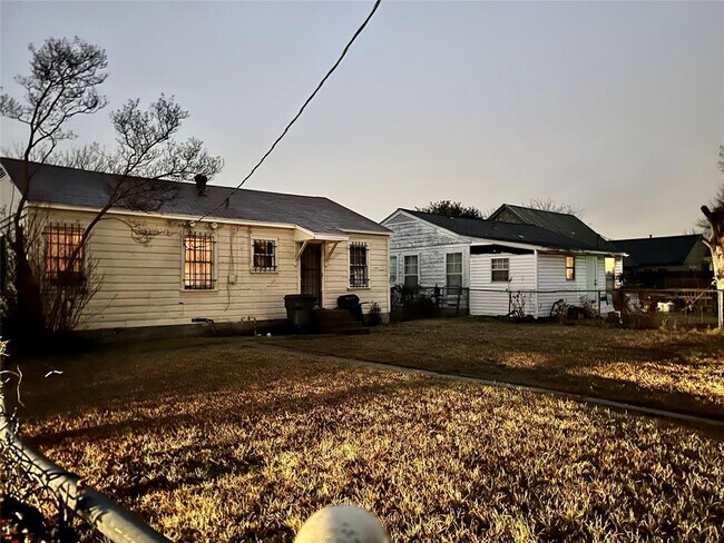 Building Photo - 2330 Seevers Ave