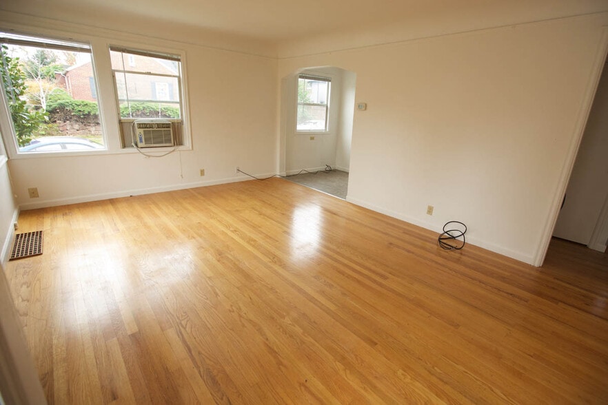 Breakfast nook - 1409 NE 71st Ave