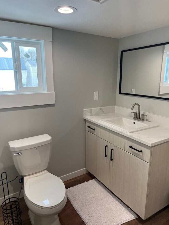 Building Photo - 418 W 18th St