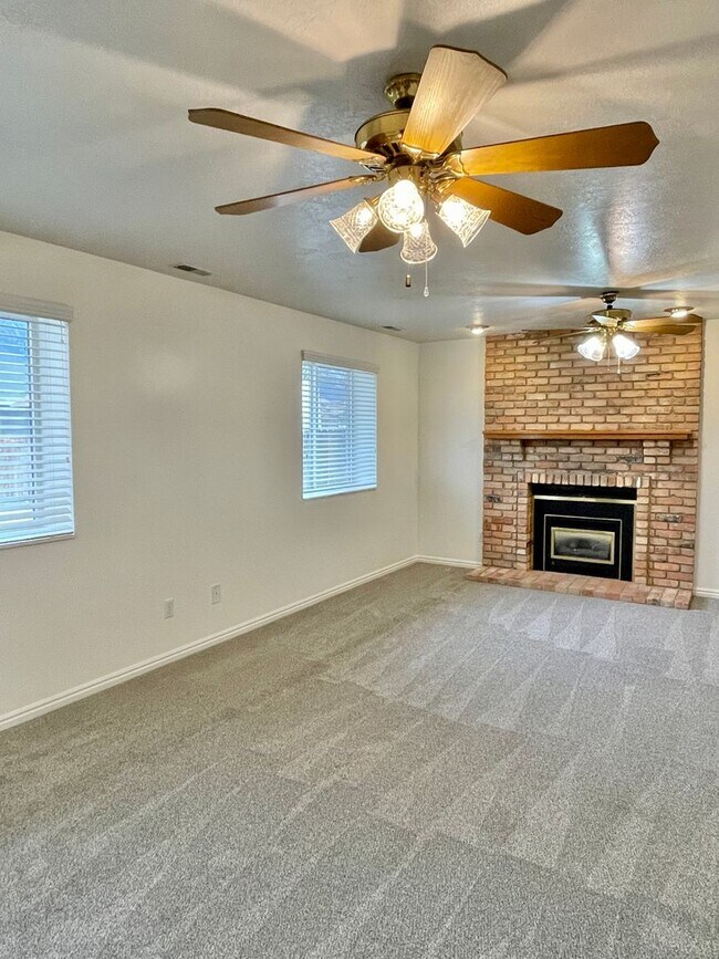 Building Photo - Spacious 4 Bedroom Home in Quiet Neighborhood – Great Location