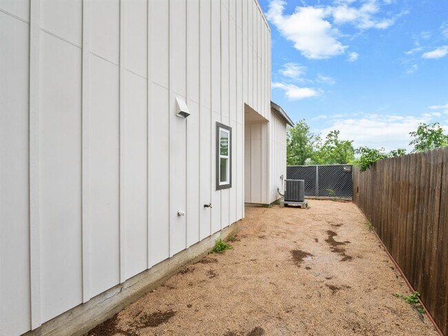 Building Photo - 1165 Nickols Ave