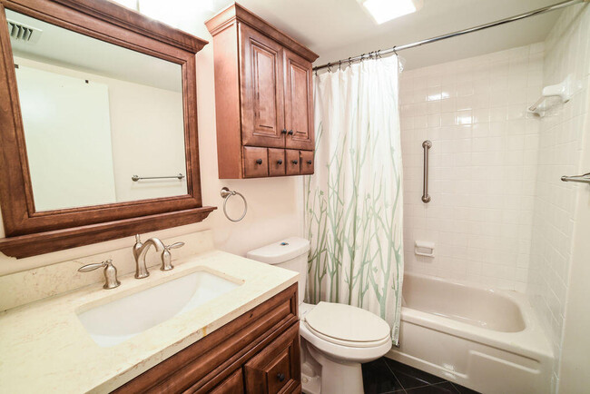 Building Photo - 6625 S Oriole Blvd