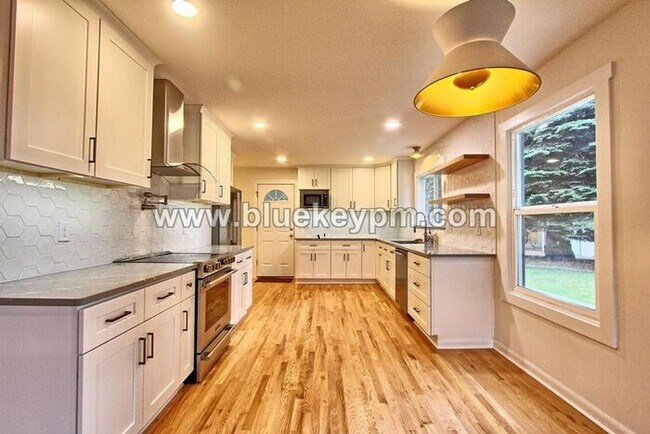 Building Photo - 3 Bed, 3 Bath Home with a LARGE 1/2 Acre Yard and Deck, Boathouse and 2 Bonus Rooms