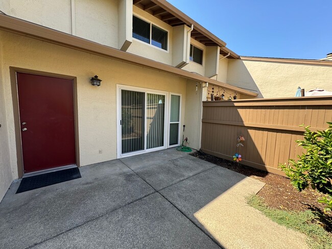 Building Photo - Beautiful two story townhome in Sunset Par...