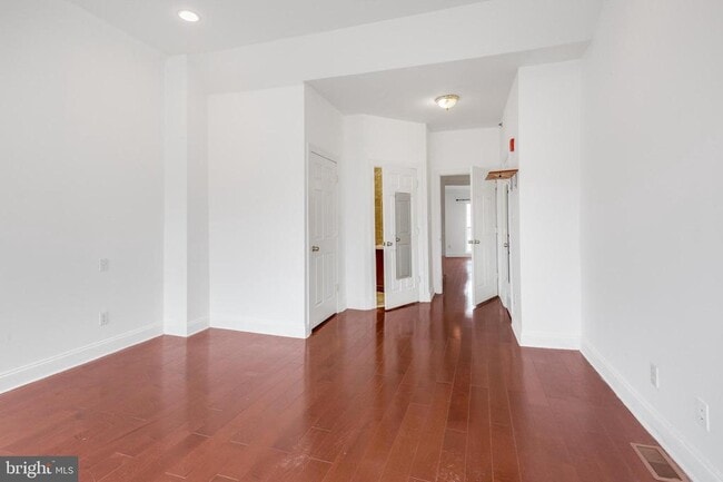 Building Photo - 5 W Girard Ave