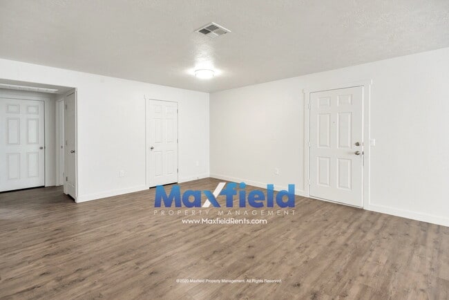 Building Photo - Pet Friendly Main Floor 3BD 2BA 2GA Unit Near Costco and High School