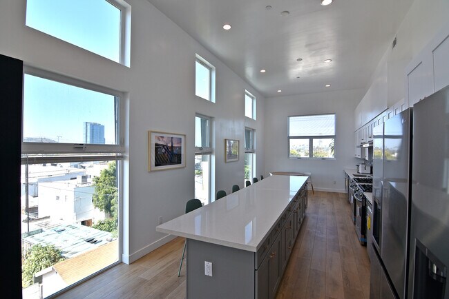 Building Photo - 2533 S Curson Ave