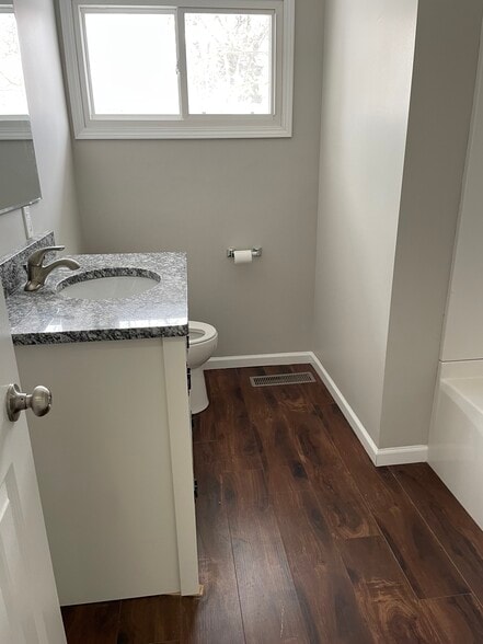 Building Photo - 1100 Riverton Dr