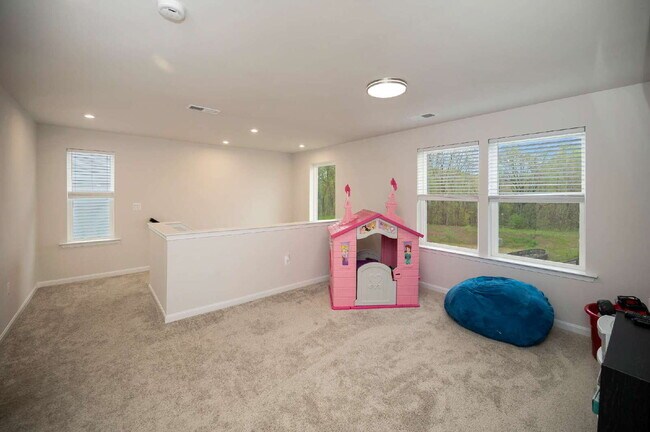 Building Photo - Spacious 3-Bedroom Rental in Sought-After ...