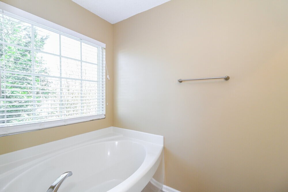 Building Photo - 300 Creekview Dr
