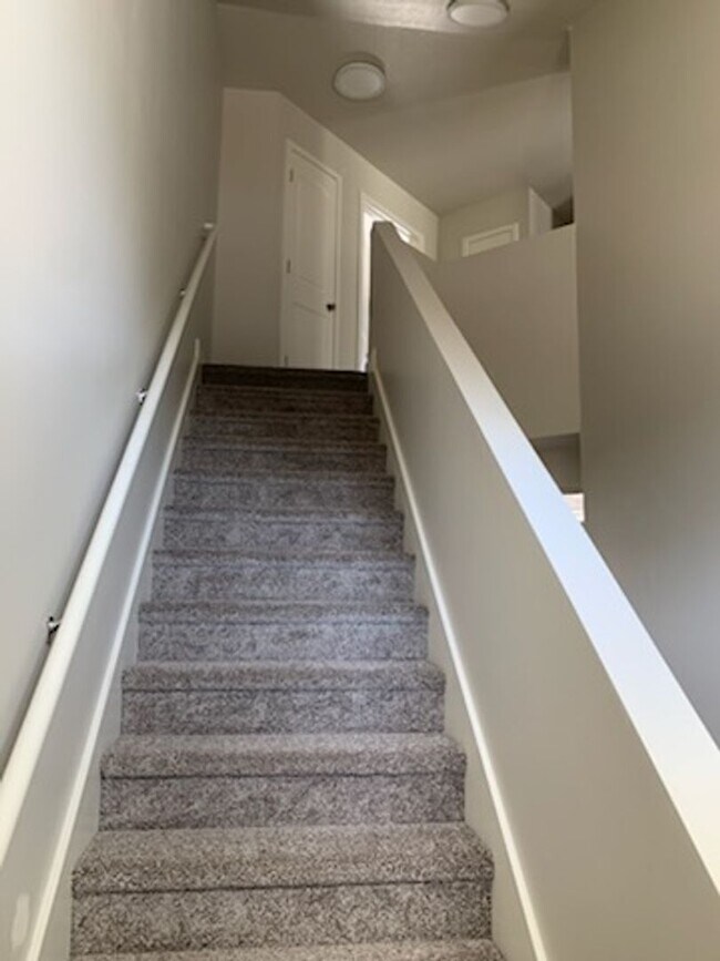 Building Photo - Spacious 4-Bedroom End-Unit Townhome with 2-Car Garage | Pet-Friendly | American Fork