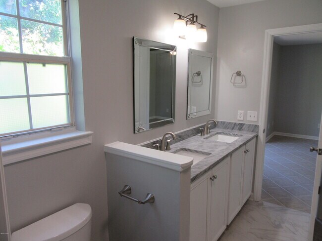 Building Photo - 801 Plantation Way