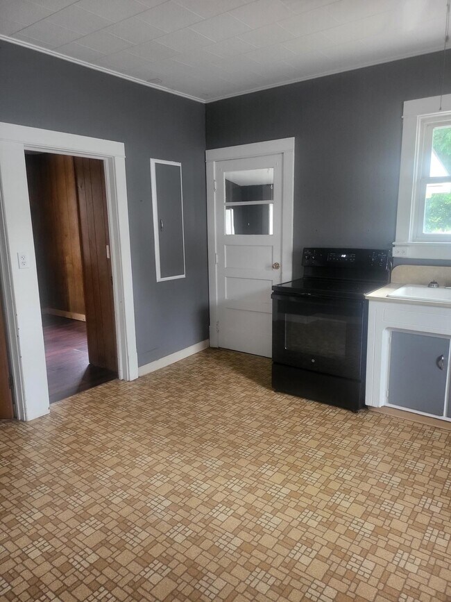 Very Spacious Kitchen w/ Appliances - 93 West St