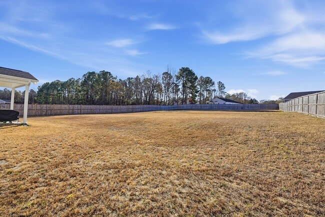 Building Photo - GORGEOUS 4 bedroom Single Family Home - Conveniently located to Fort Bragg