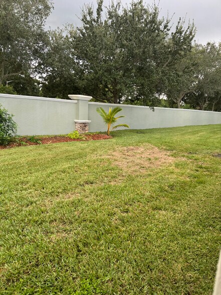 Building Photo - 833 Greenleaf Cir