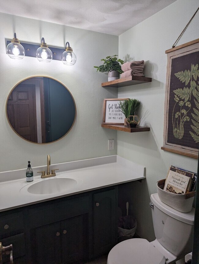 Building Photo - Four Bedroom Neenah House