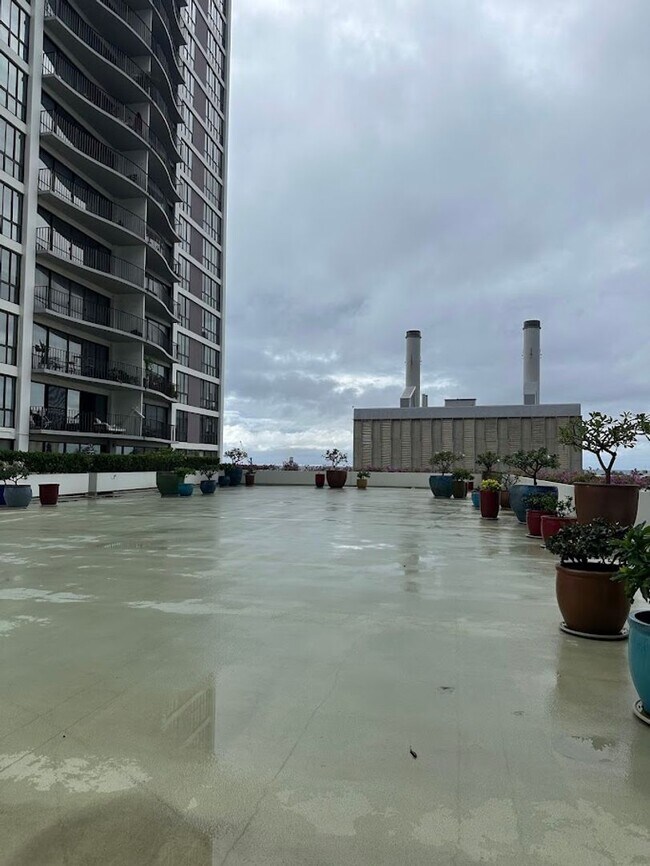 Building Photo - Harbor Square READY TO MOVE IN 1 bed, 1 bath with 1 parking, utilities included, walk to the conv...