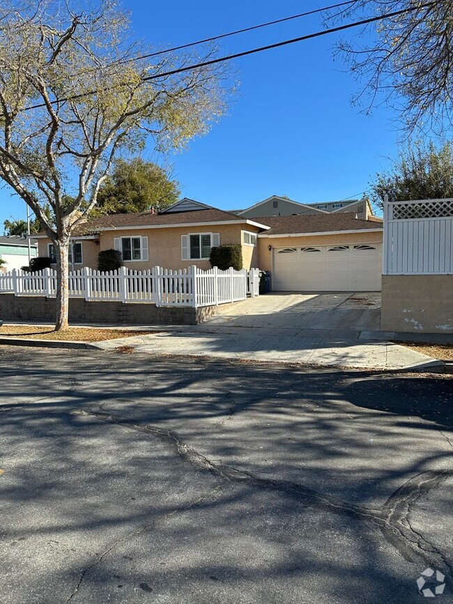 Building Photo - CORNER LOT 3 BEDROOM/ 1 BATH HOUSE IN REDO...