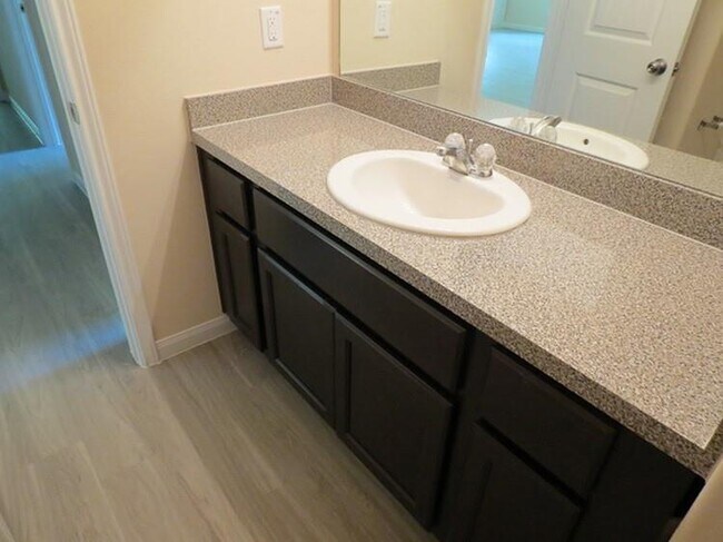 Building Photo - 318 Lake View Dr