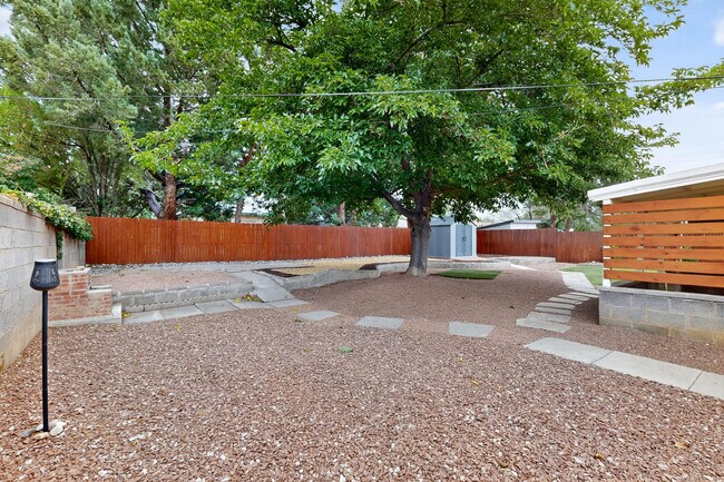 Building Photo - 2020 Hendola Dr NE