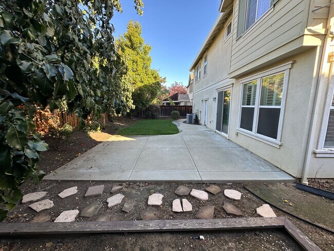 Building Photo - Beaitiful 4 Bedroom, 2.5 Bath Mountain Hou...