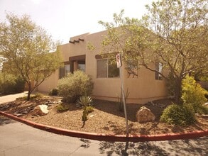 Building Photo - Central Tucson, close to everything, community pool