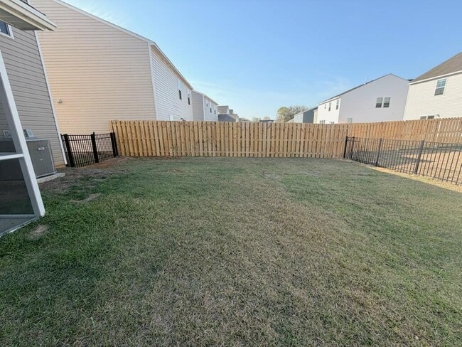 Building Photo - 1762 Camazay Dr