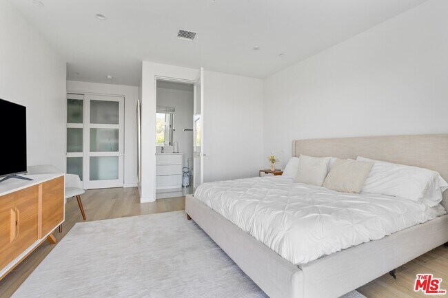 Building Photo - 28405 Via Acero