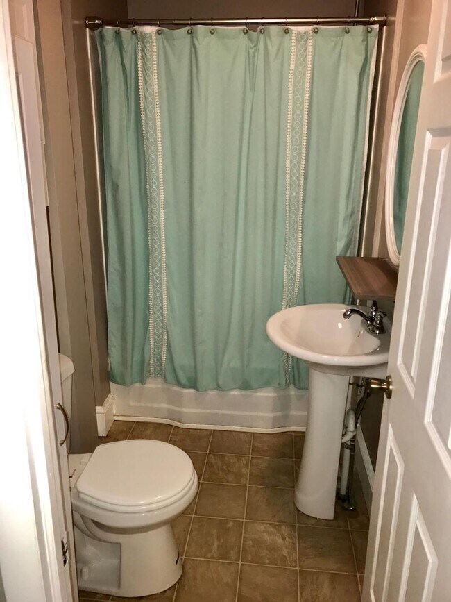 Building Photo - 10 Parkview Ct