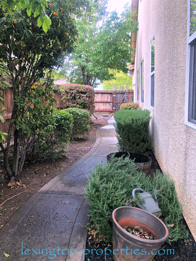 Building Photo - Stunning, 3 Bed, 2 Bath, +Office, Home near Gayaldo Park in Rocklin!