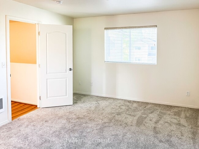 Building Photo - Beautiful 4 bedroom 3 bath townhouse w/att...
