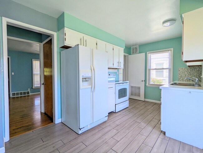 Building Photo - 3113 Silverdale Ave