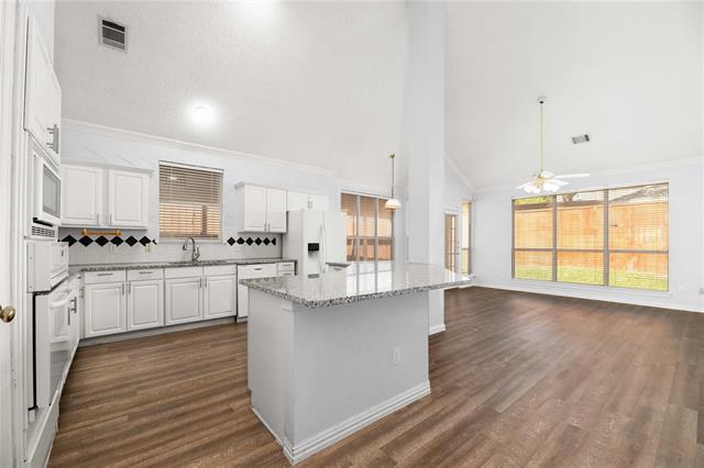 Building Photo - 2324 Dyers Oak Dr