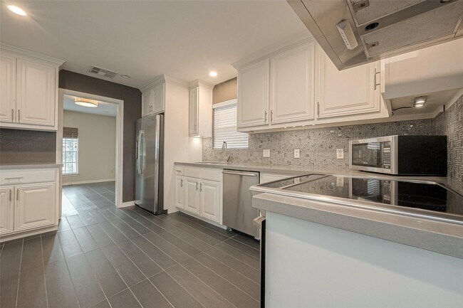 Building Photo - 11406 High Star Dr