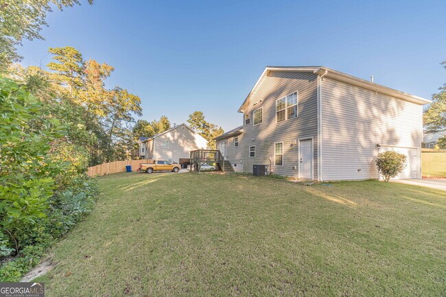 Building Photo - 583 Embassy Walk