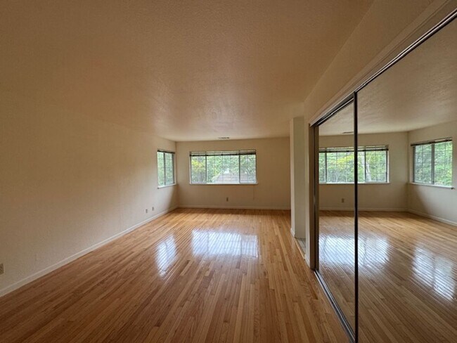 Building Photo - Wonderful 3 bedroom Tri-level townhome wit...