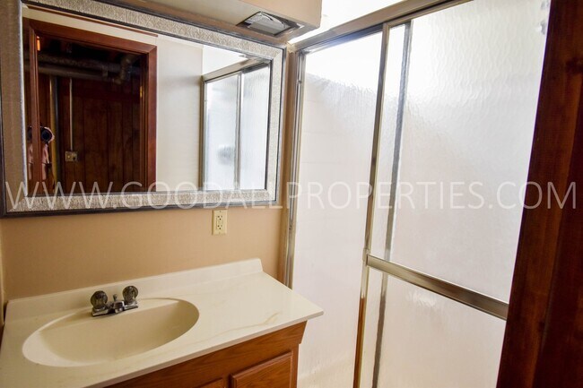 Building Photo - Charming 3 Bedroom, 2.5 Bath Ranch Style H...