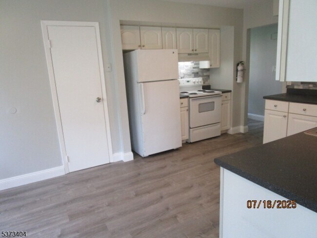 Building Photo - 359 Lake Shore S