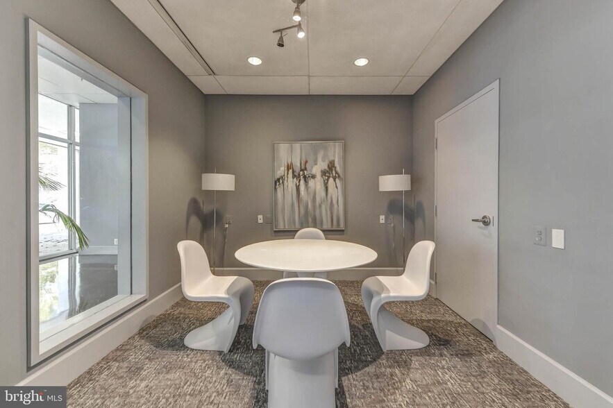 Business center - 800 4th St SW