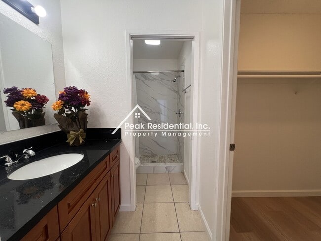 Building Photo - Spacious Updated 2bd/2ba Halfplex with 2 Car Garage