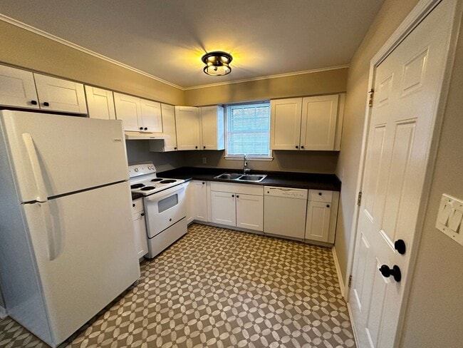 Building Photo - Darling Renovated 3 Bedroom Ranch in Conve...