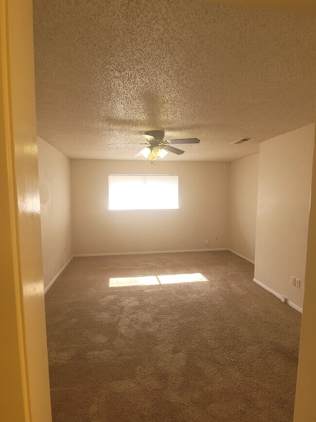 Building Photo - 316 Towne House Ln